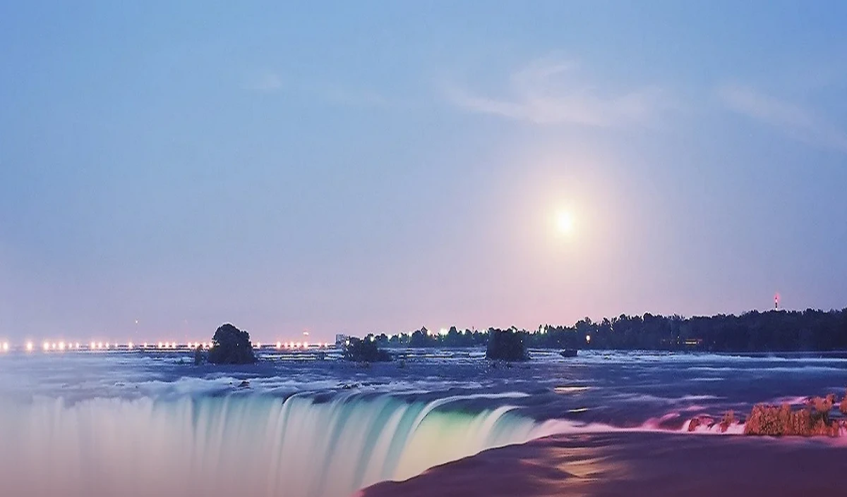 सूर्यग्रहण देखने के लिए आने वाले लोगों के स्वागत में जुटा कनाडा का Niagara Falls