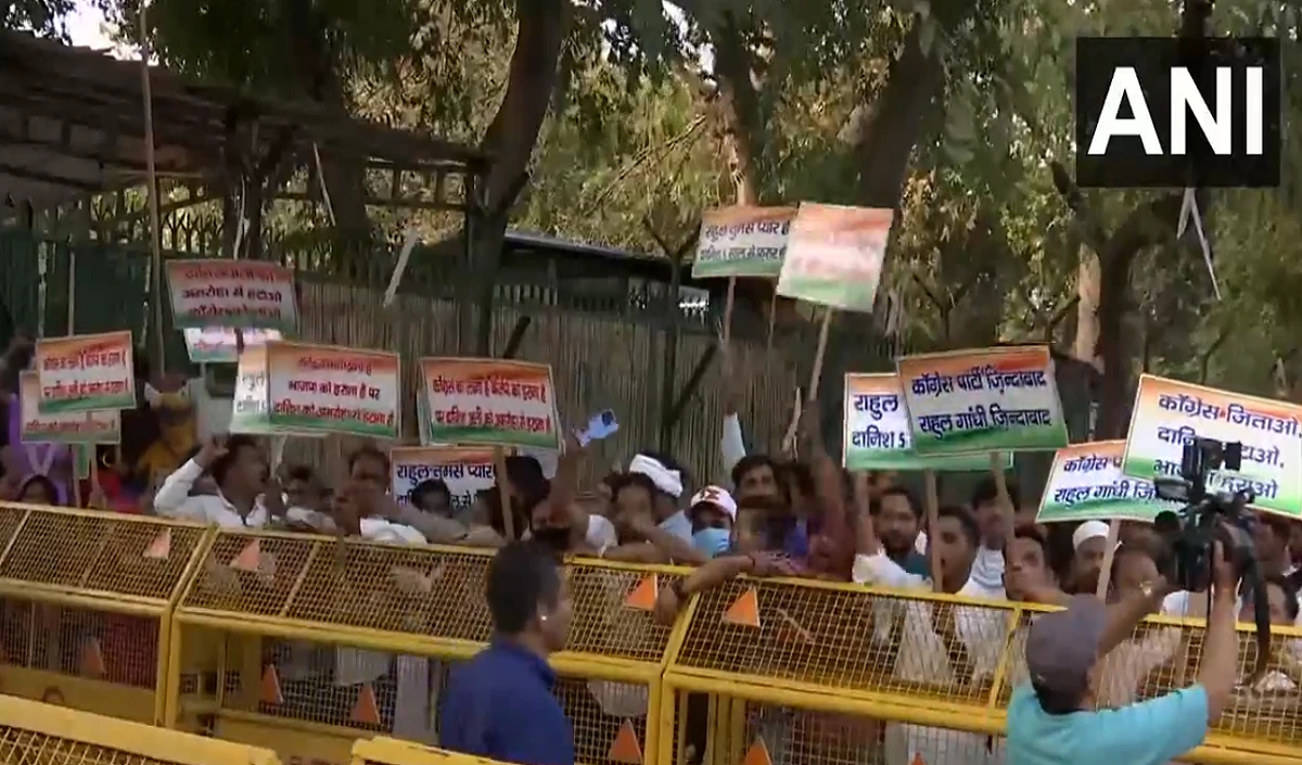 अमरोहा से कांग्रेस उम्मीदवार दानिश अली का विरोध, पार्टी मुख्यालय के बाहर कार्यकर्ताओं ने किया प्रदर्शन