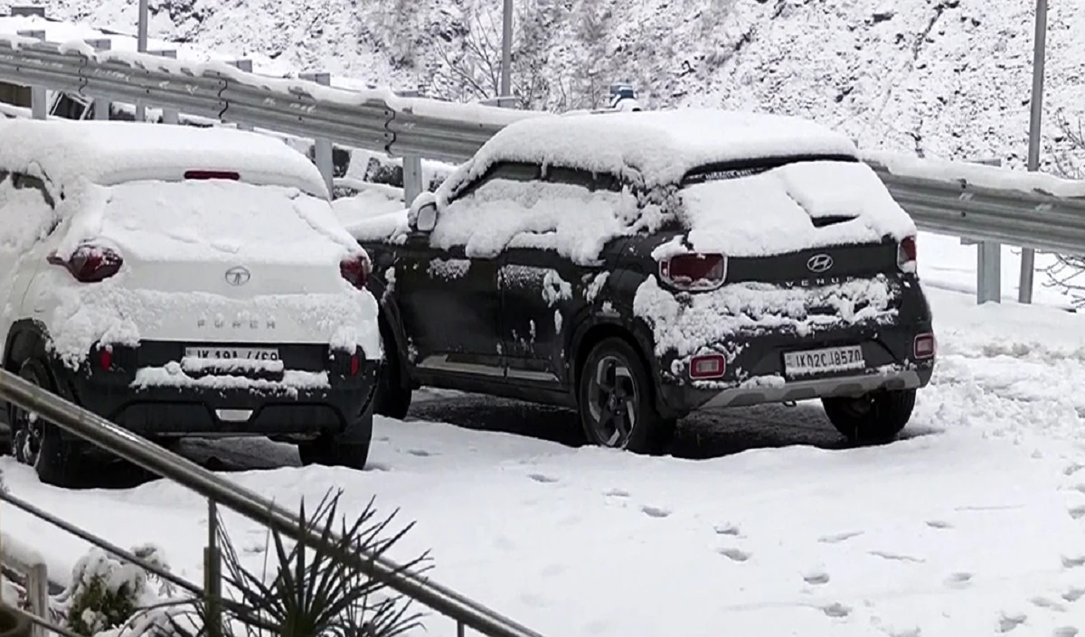 जम्मू के ऊंचाई वाले इलाकों में हुई बर्फबारी, मैदानी इलाकों में बारिश