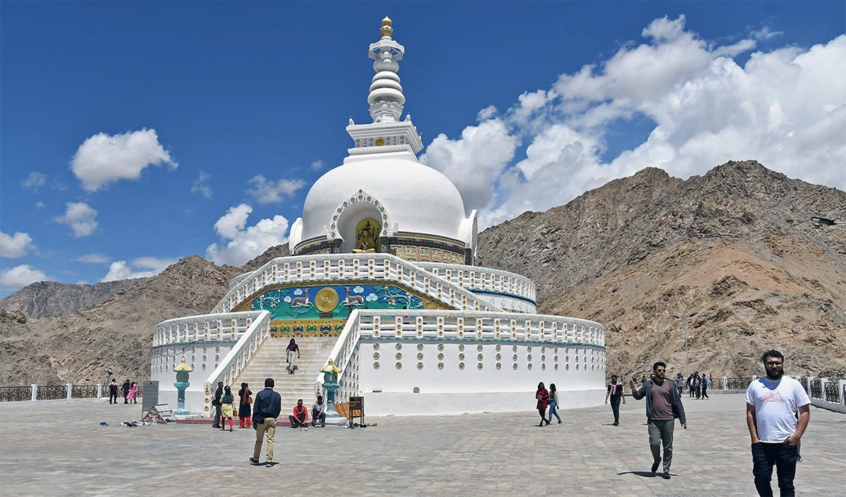 Best Places to Visit in Ladakh: मन को मोह लेती हैं लद्दाख की खूबसूरत वादियां और शांत वातावरण