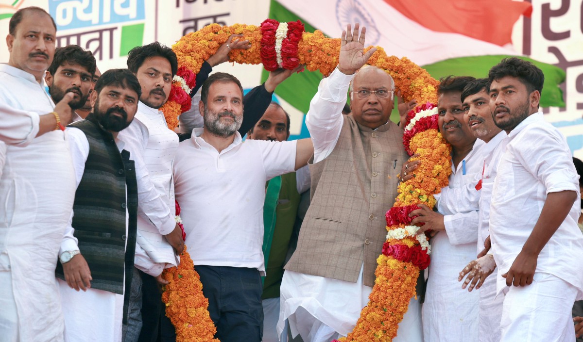 Madhya Pradesh: खड़गे और राहुल का PM Modi पर वार, बताया झूठों के सरदार, आदिवासियों का भी उठा मुद्दा