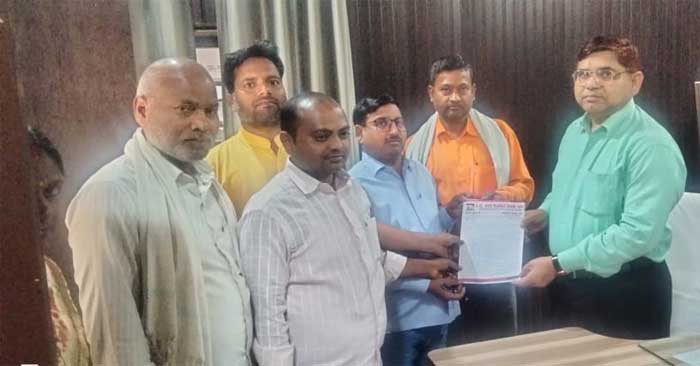 रोजगार सेवकों ने 10 माह के बकाया वेतन को लेकर सौंपे ज्ञापन