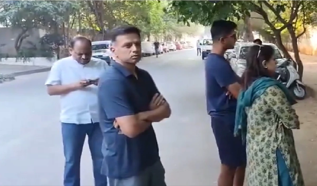 राहुल द्रविड़ ने एक बार फिर जीता फैंस का दिल, कतार में खड़े होकर राहुल द्रविड़ ने किया मतदान- Video