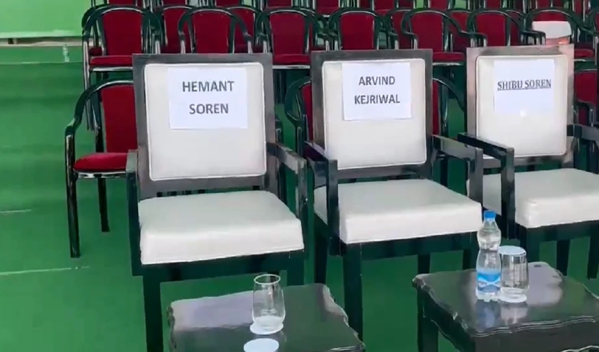 ‘INDIA’ की रैली में अरविंद केजरीवाल, हेमंत सोरेन के लिए मंच पर कुर्सियां खाली रखी गईं