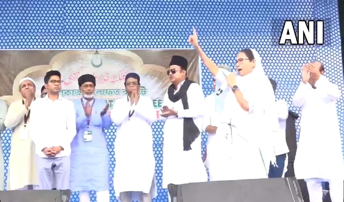 Congress और CPI(M) बंगाल में भाजपा की मदद कर रहे, टीएमसी मजबूती से लड़ेगी : Mamata Banerjee