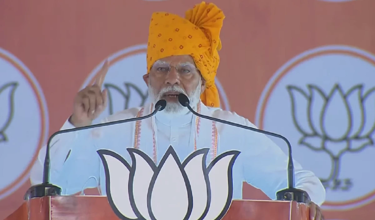 PM Modi In Banswara । 3 करोड़ बहनों को लखपति दीदी बनाने से लेकर बुजुर्गों के इलाज का खर्च उठाने तक, राजस्थान के बांसवाड़ा में मोदी ने दी ये गारंटियां