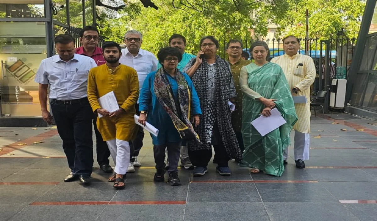 चुनाव आयोग कार्यालय के बाहर धरना देने पर TMC नेताओं को हिरासत में लिया गया, बीजेपी बोली- शाहजहां को बचाने के लिए हो रहा प्रदर्शन