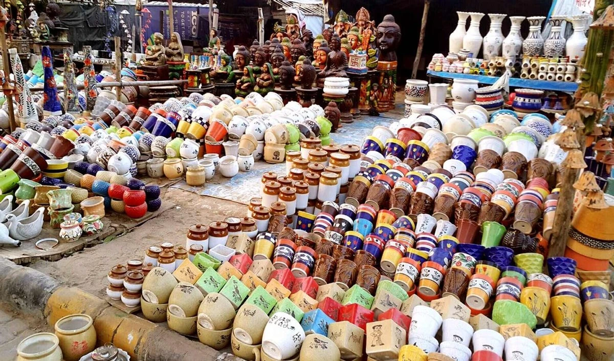 Banjara Market: गुरुग्राम के बंजारा मार्केट को एक बार जरूर करें एक्सप्लोर, बेहद कम पैसे में मिलेगा कीमती सामान