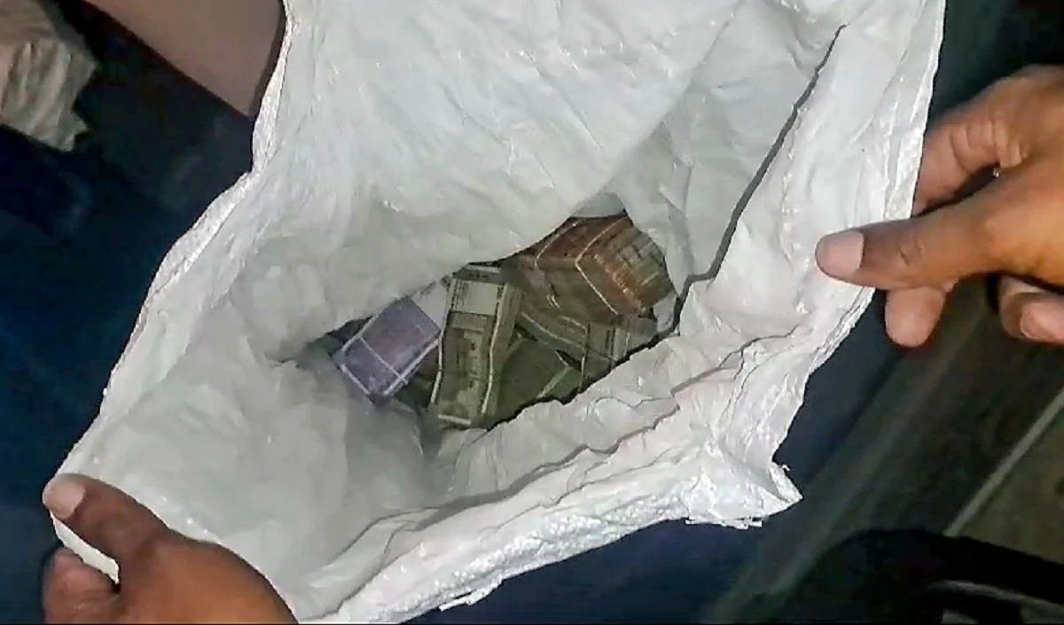 सुरक्षाकर्मियों ने Bhubaneswar airport से दो यात्रियों के कब्जे से 75 लाख रुपये की नकदी जब्त की