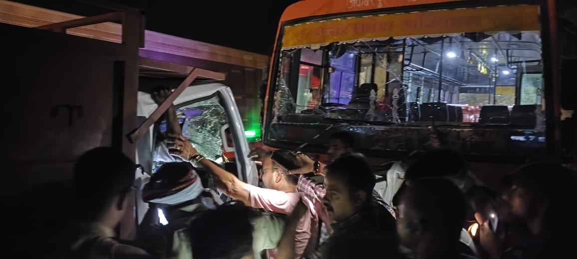 रसड़ा में रोडवेज बस और पिकअप के जोरदार टक्कर में ड्राइवर व खलासी घायल
