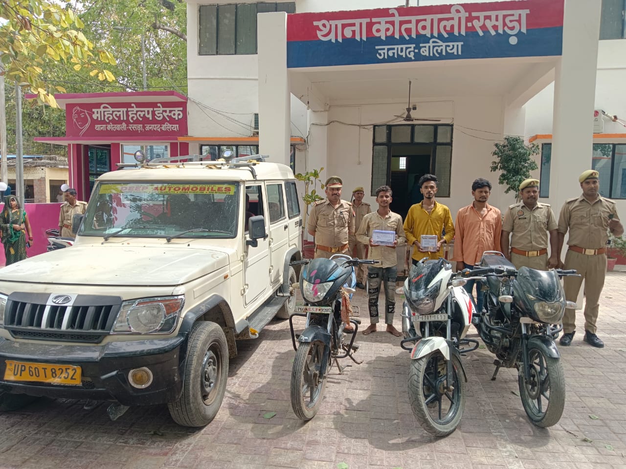 मध्य रात्रि को पुलिस ने घेराबंदी कर अपराधियों को अवैध वाहन, शस्त्र के साथ किया गिरफ्तार