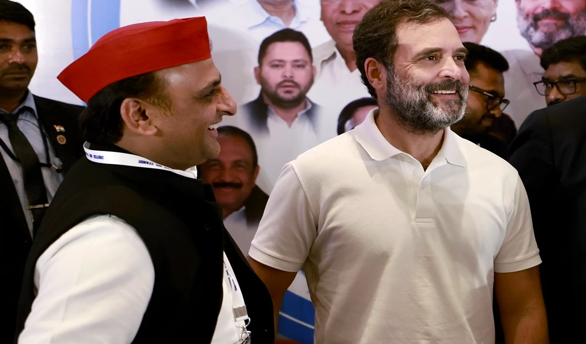 राष्ट्रीय राजनीति में अखिलेश यादव की एंट्री राहुल गांधी के लिए बन सकती है चुनौती, जानें कहां पिछड़ सकते हैं कांग्रेस नेता