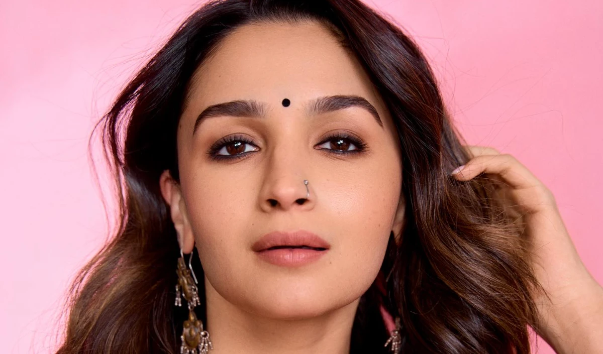 Alia Bhatt से सीखें गर्मियों में कैसे किया जाए मेकअप! समर-रेडी लुक की स्टार है एक्ट्रेस | Photos