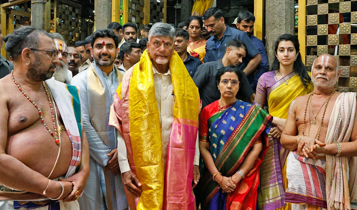 मुख्यमंत्री बनते ही परिवार के तिरुपति मंदिर पहुंचे नायडू, बोले- हिन्दू धर्म की अखंडता की रक्षा करूंगा