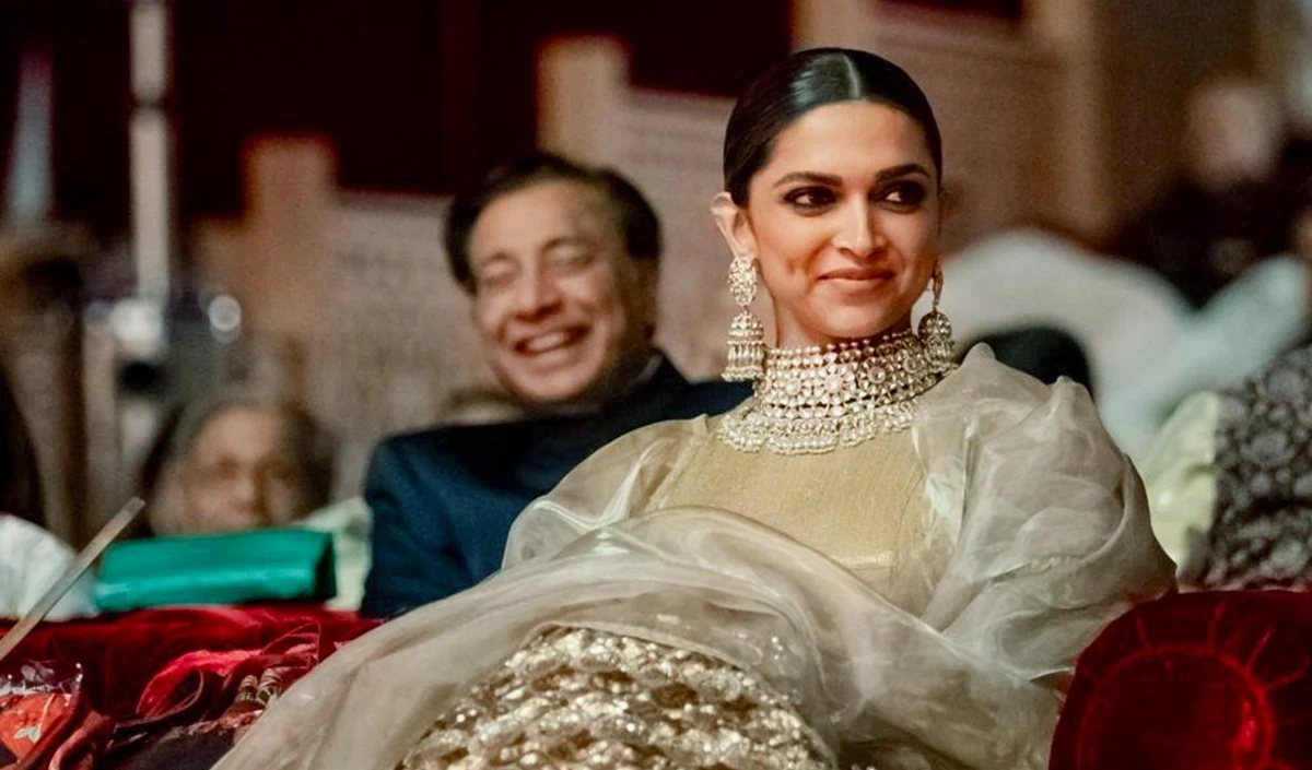 Men will be Men!! प्रेग्नेंट Deepika Padukone की मदद करने के लिए प्रभास और अमिताभ बच्चन में लगी रेस, देखें कौन जीता?