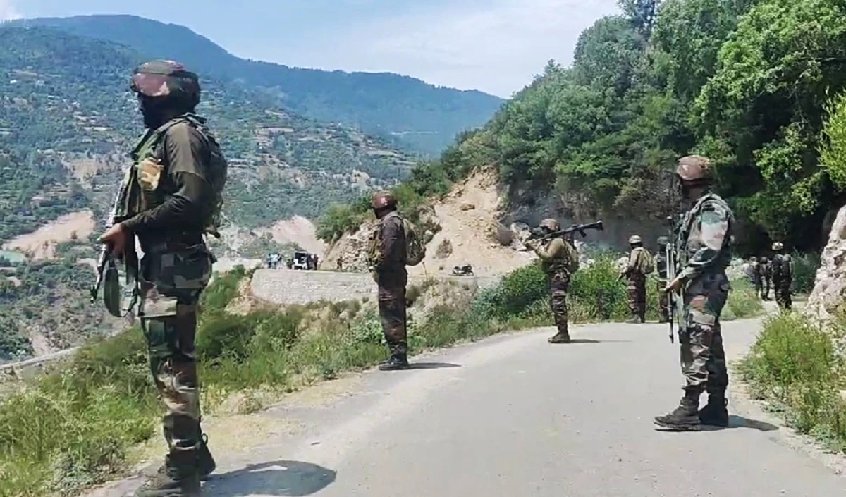 Jammu-Kashmir: डोडा में मुठभेड़, तीन आतंकी ढेर, पहाड़ पर छिपे चौथे टेररिस्ट की तलाश जारी
