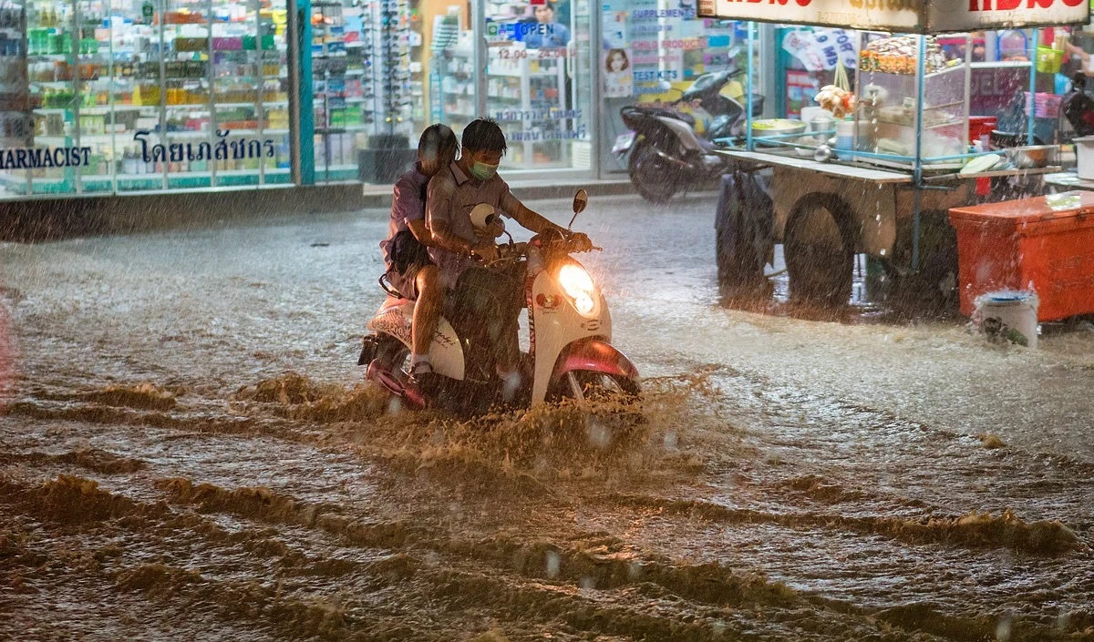 Uttar Pradesh: भारी बारिश के कारण घर का लेंटर गिरने से एक व्यक्ति की मौत, नौ लोग घायल