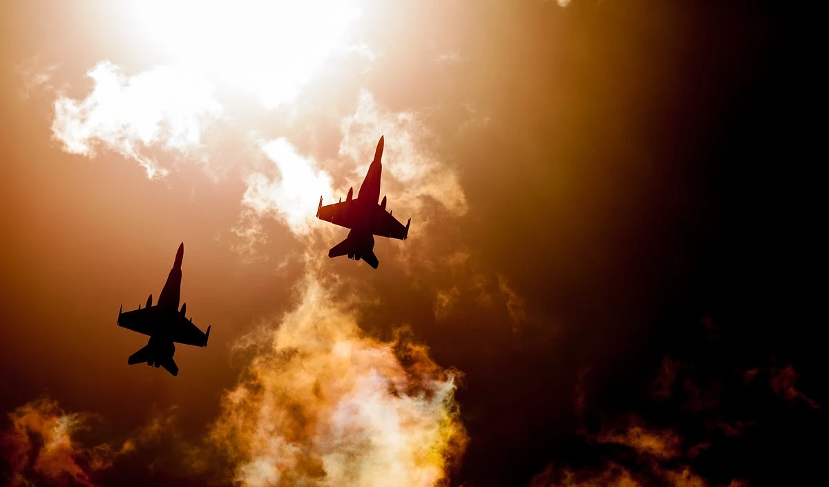 Hezbollah Bombards Israeli Military Base | ड्रोन हमले में इजराइल ने मारा ऑपरेशन कमांडर, गुस्साए हिजबुल्लाह ने इजरायली सैन्य अड्डे पर दागे 45 रॉकेट