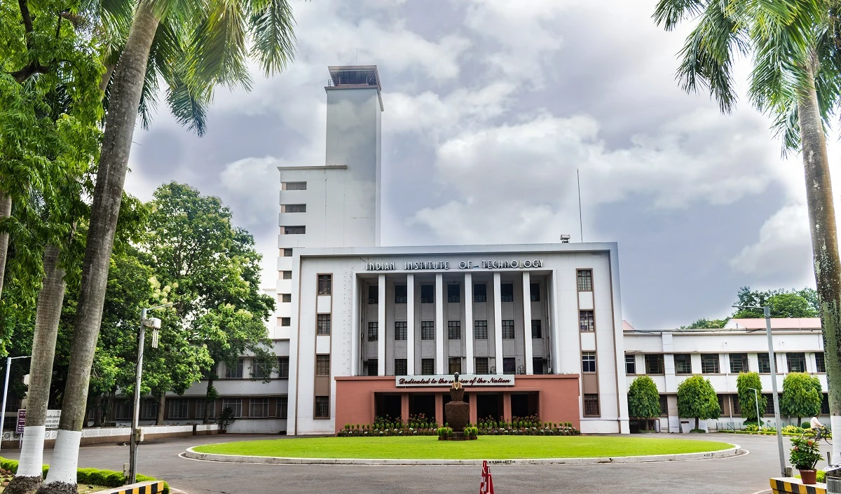 IIT Kharagpur की चौथे वर्ष की छात्रा का शव छात्रावास में फंदे से लटका मिला