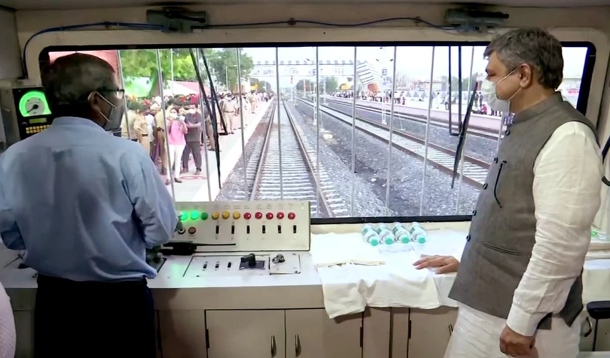 Kanchanjunga Express accident के बाद फिर चर्चा में रेलवे का वो Kavach यंत्र, जानें कैसे करता है काम