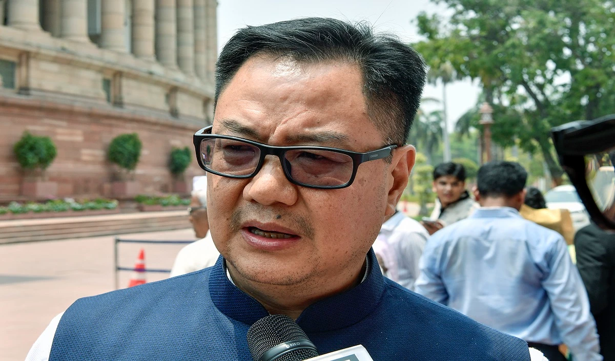 लोकसभा में कार्यवाही बाधित करने के लिए किरेन रीजीजू ने कांग्रेस को आड़े हाथ लिया