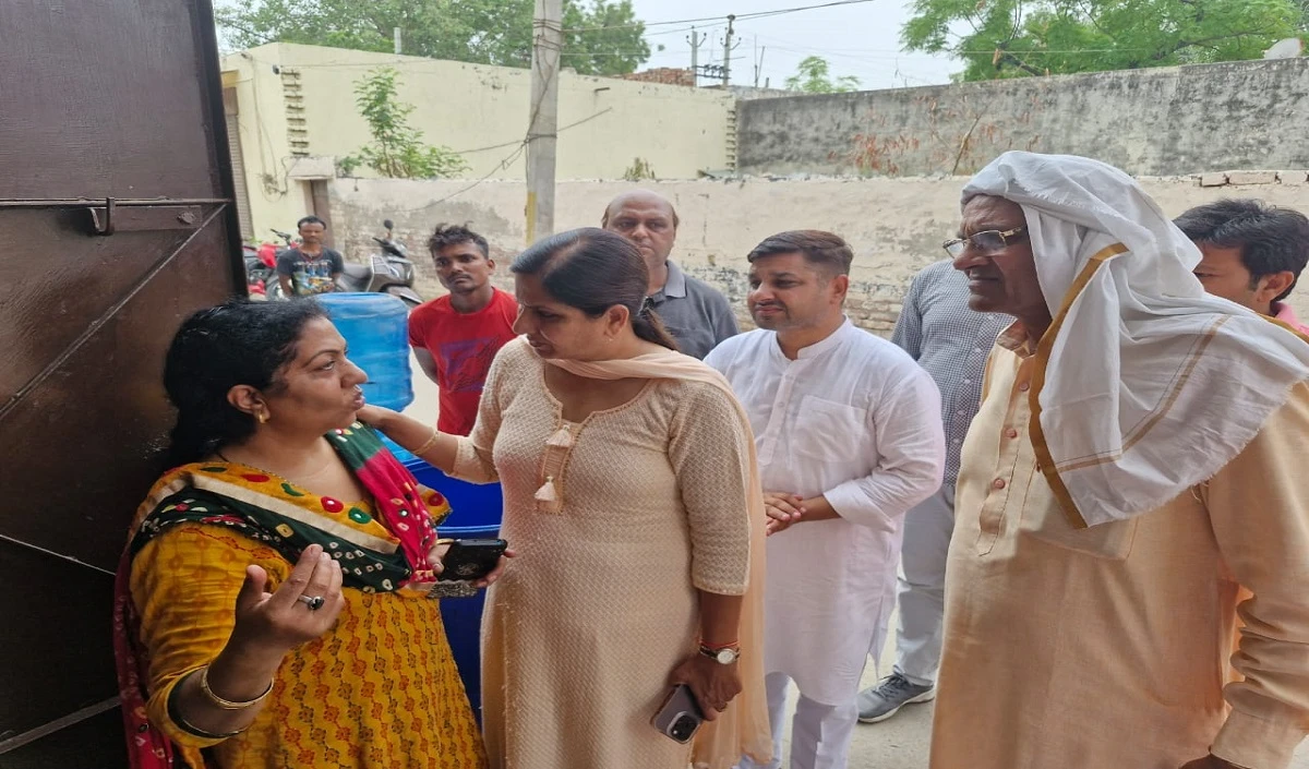 प्रेम नगर, नजफगढ़ में दम घुटने से मरे एक परिवार के चार सदस्यों के परिजनों से मिली सांसद कमलजीत सहरावत