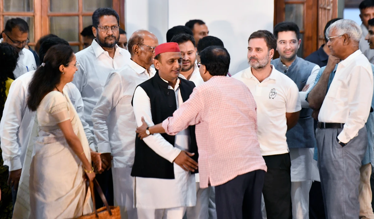 विपक्षी एकता में पहले दिन ही लग गई सेंध, आपातकाल के खिलाफ निंदा प्रस्ताव में कांग्रेस को नहीं मिला SP-TMC का साथ!