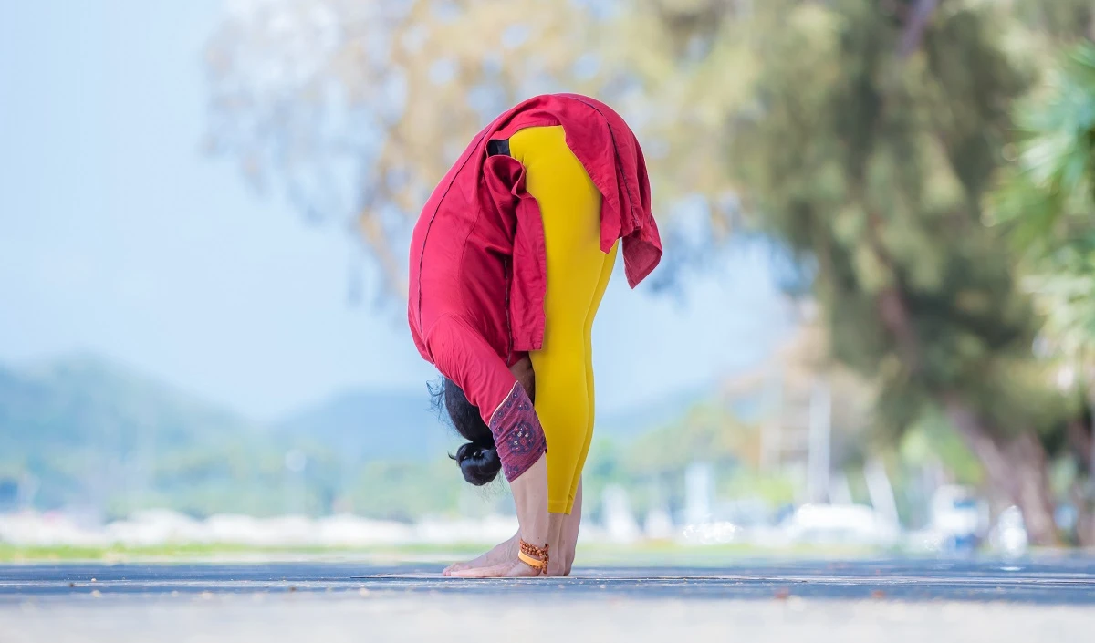 International Yoga Day 2024 । लंबे समय तक बैठकर काम करने वालों के लिए फायदेमंद है Padahastasana, जानें इसे करने का सही तरीका