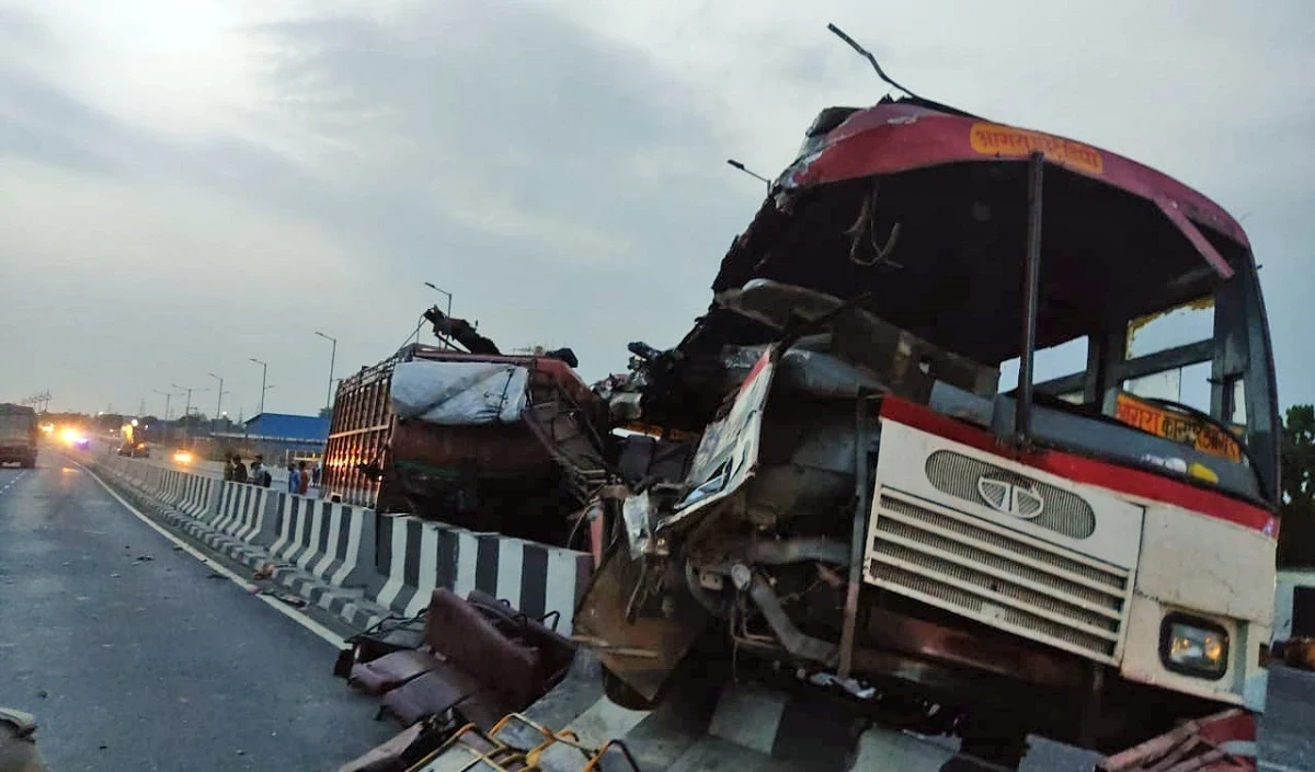 रोडवेज बस और ट्रक की टक्कर में दो लोगों की मौत, 14 घायल