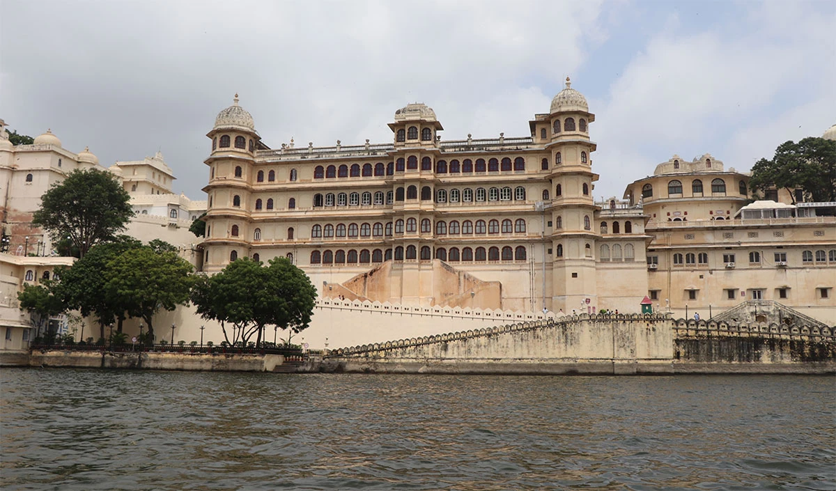 Udaipur Tourism: अनूठी वास्तुकला और प्राकृतिक सौंदर्य के लिए प्रसिद्ध है उदयपुर नगरी