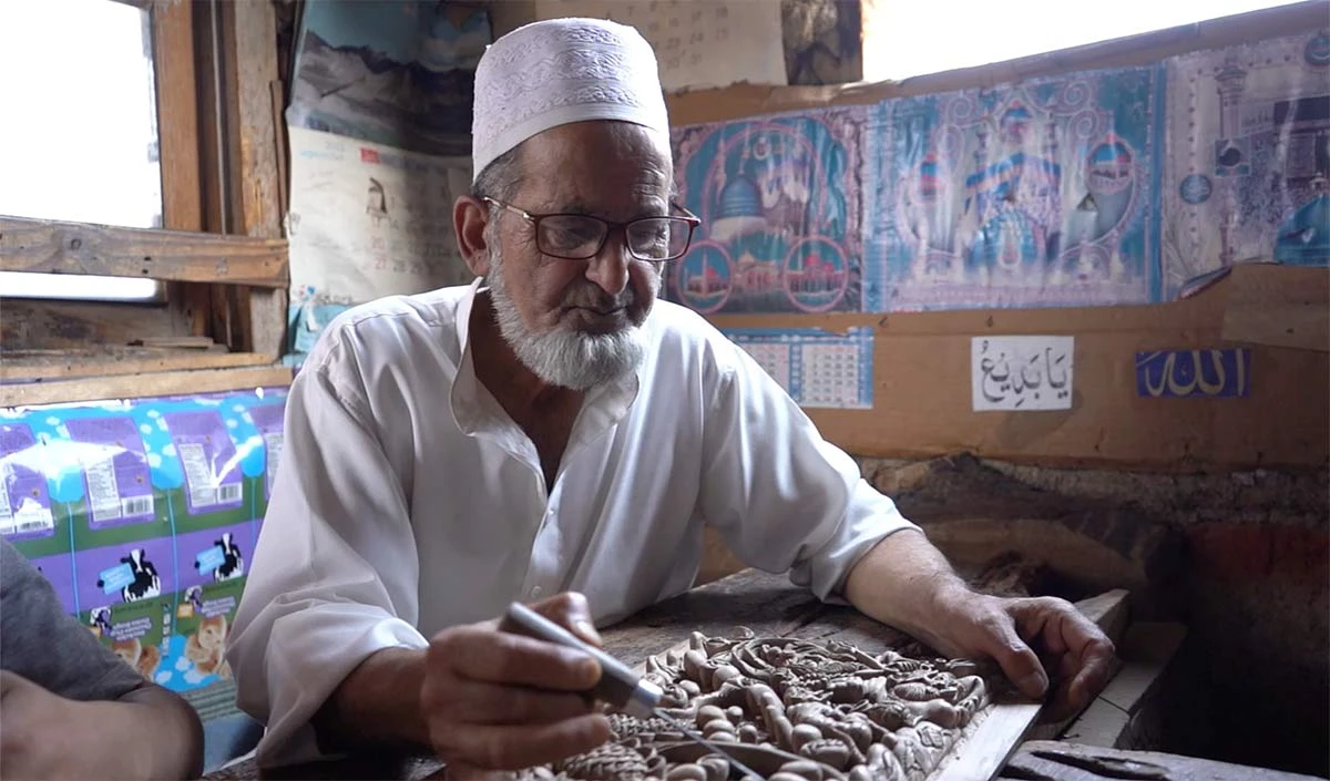 Walnut Wood Carving में मास्टर हैं गुलाम नबी जरगर, इनकी कला को लोग बस देखते ही रह जाते हैं
