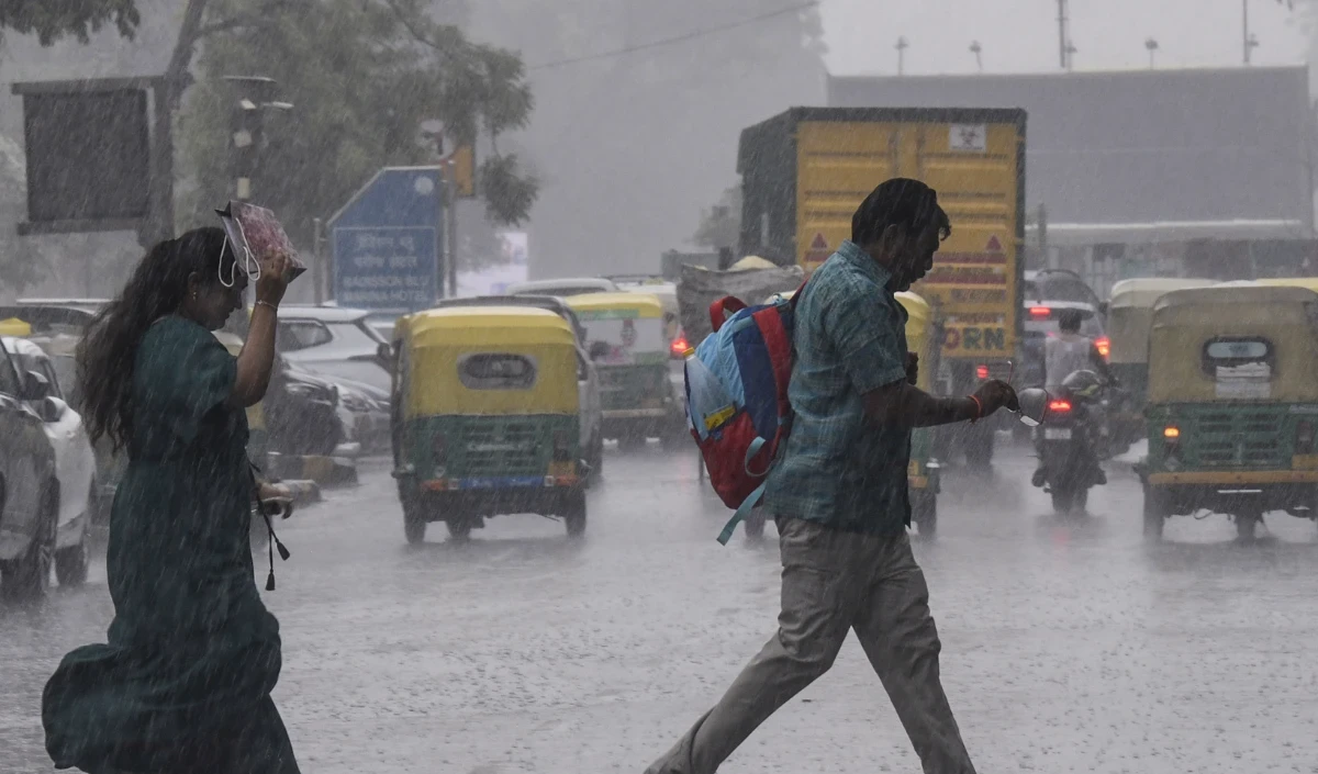 Delhi के कई हिस्सों में बारिश, न्यूनतम तापमान 29.8 डिग्री सेल्सियस