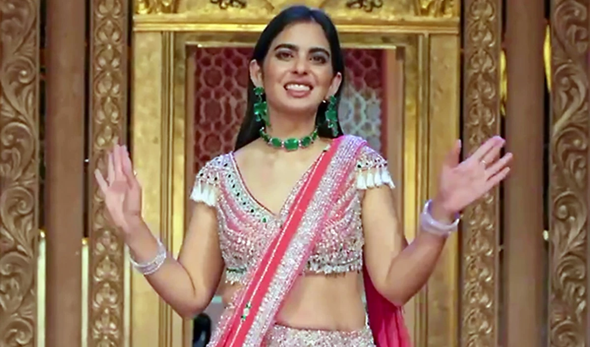 Bollywood Wrap up | ईशा अंबानी ने अपने गहनों से सेट किया नया फैशन ट्रेंड, रत्नों से जड़े हीरों का पहना हार