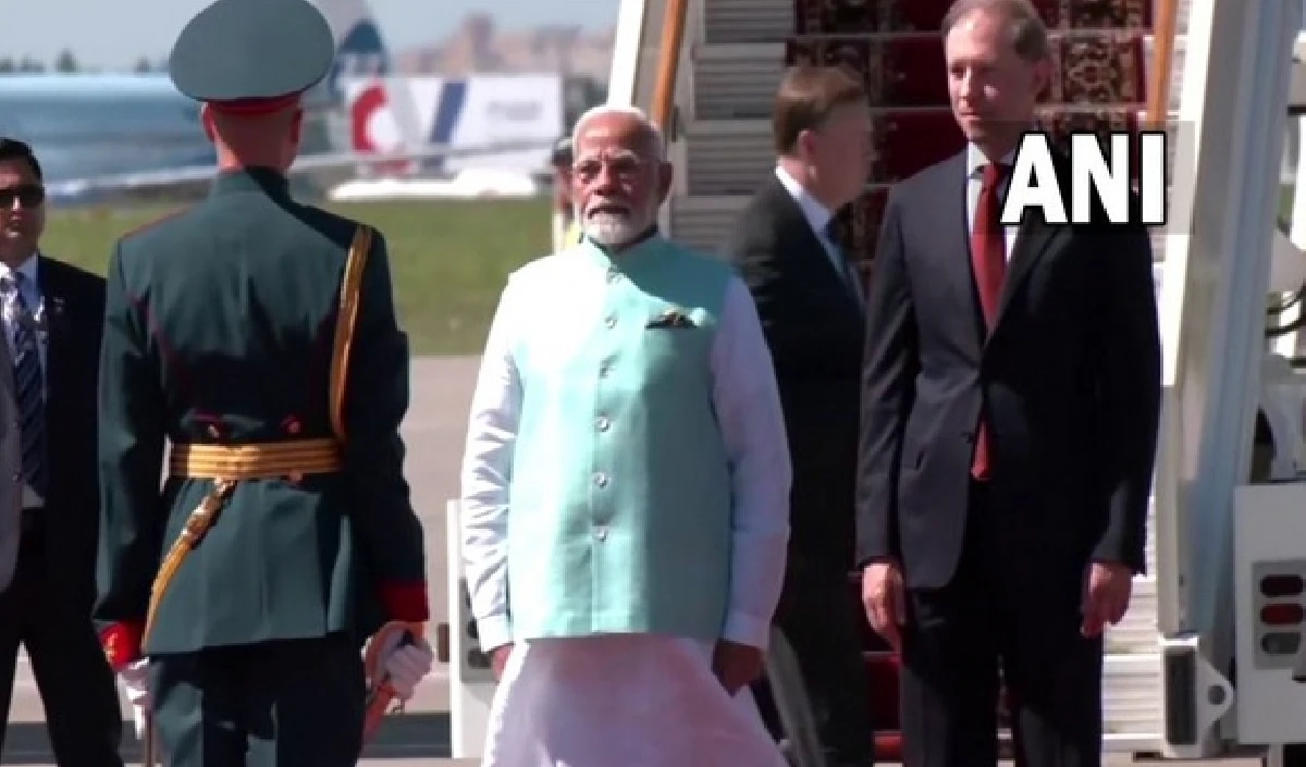 मॉस्को पहुंचे PM मोदी, रूस के उपप्रधानमंत्री डेनिस मंटुरोव ने किया स्वागत