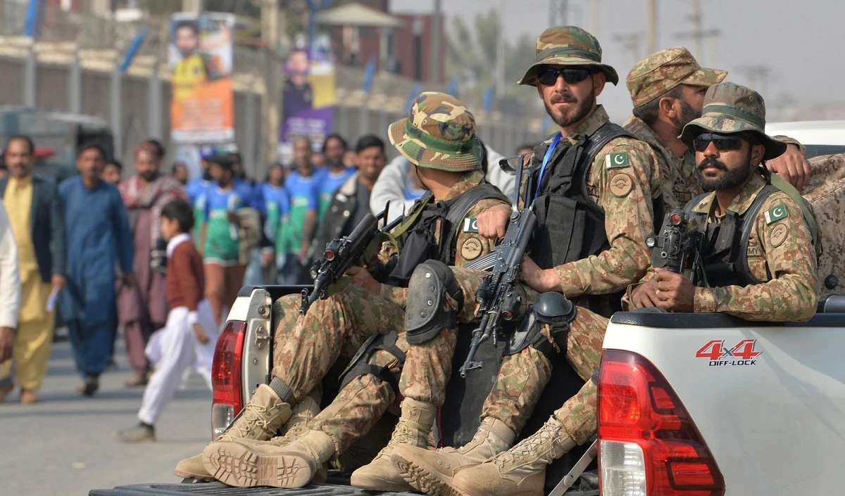 Pakistan की सेना पर भयंकर अटैक, हेलीकॉप्टर को भी मार गिराया गया, 17 जवानों की मौत