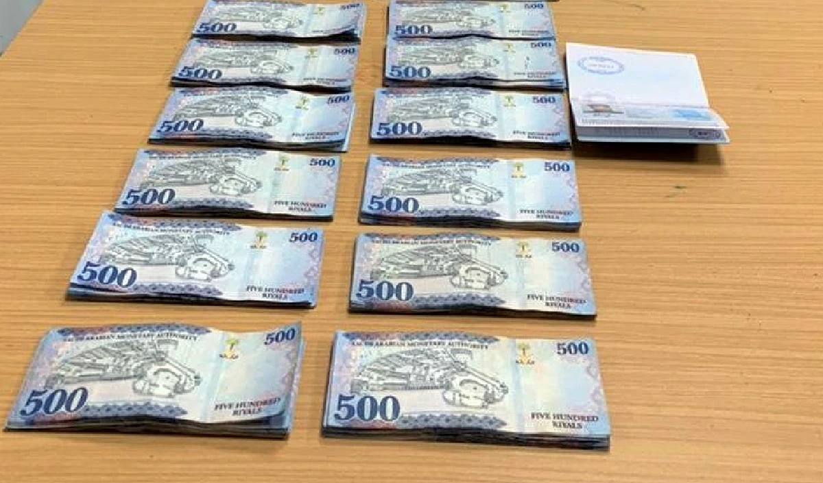 पाकिस्तानी एयर होस्टेस का नया कारनामा, मोजे में छुपा रखा था…