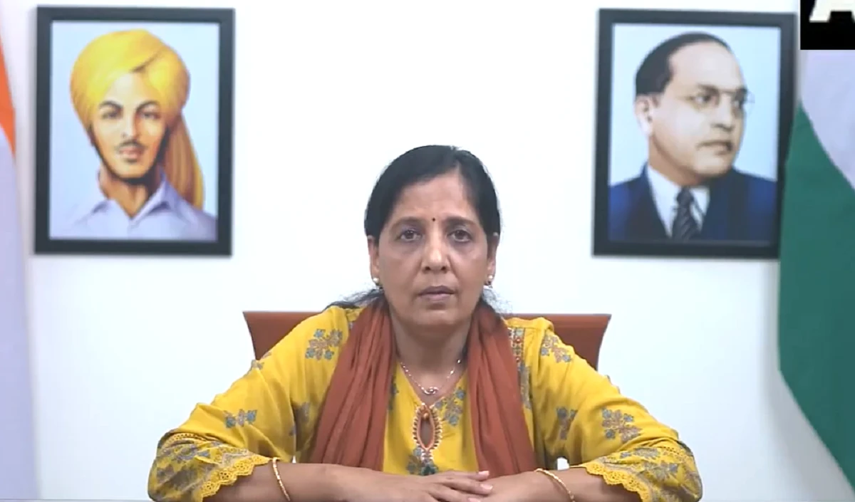 Delhi Politice: BJP की सलाह, चुनाव प्रचार की बजाय केजरीवाल के डाइट प्लान पर ध्यान दें पत्नी सुनिता