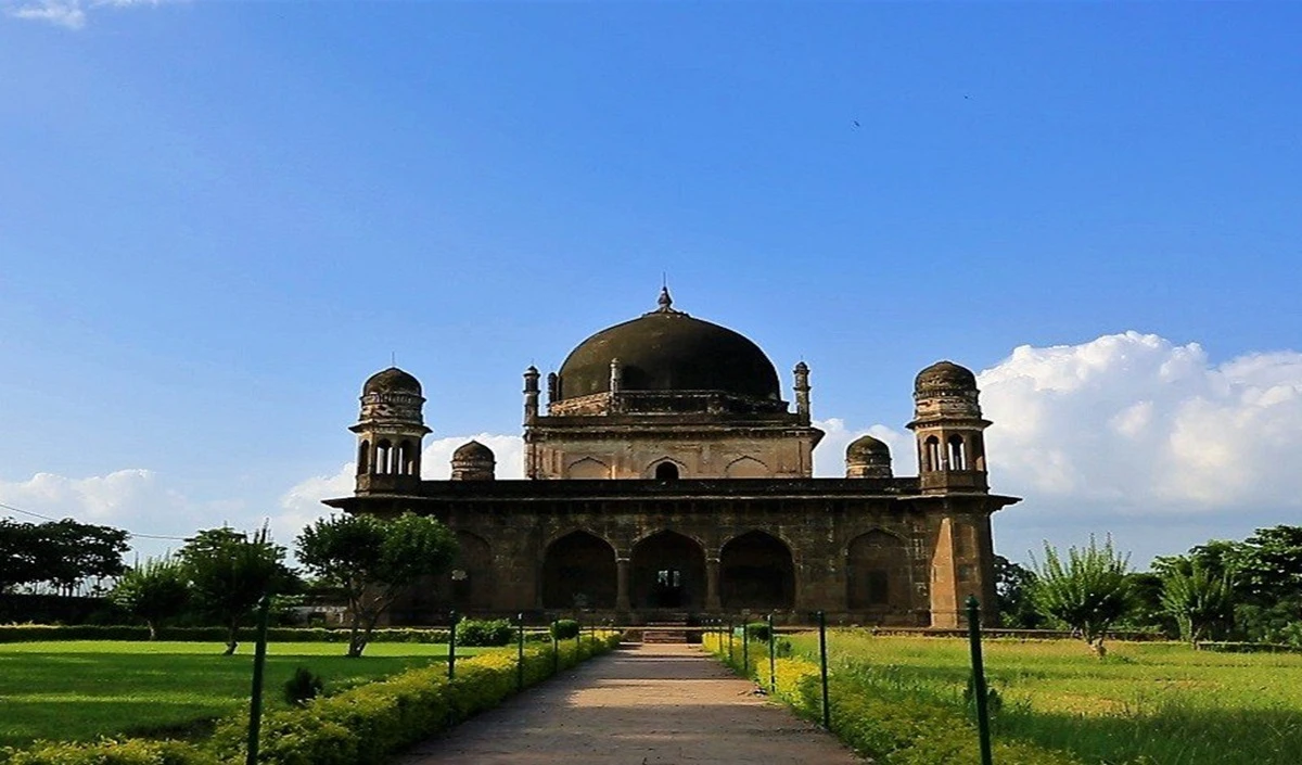 Travel Tips: मध्य प्रदेश के काला ताजमहल को देख शाहजहां ने आगरा में बनवाया था असली ताजमहल, आप भी कर आएं दीदार