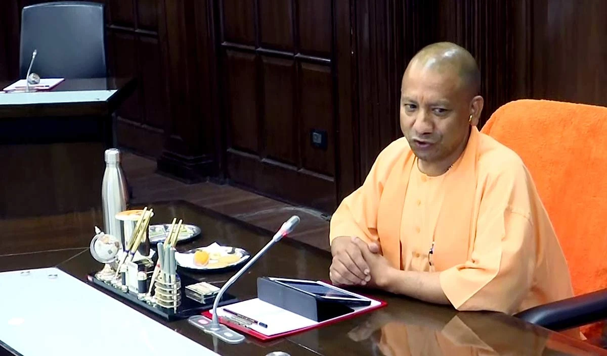 योगी सरकार बैकफुट पर, शिक्षकों की ऑनलाइन हाजिरी का आदेश लिया वापस