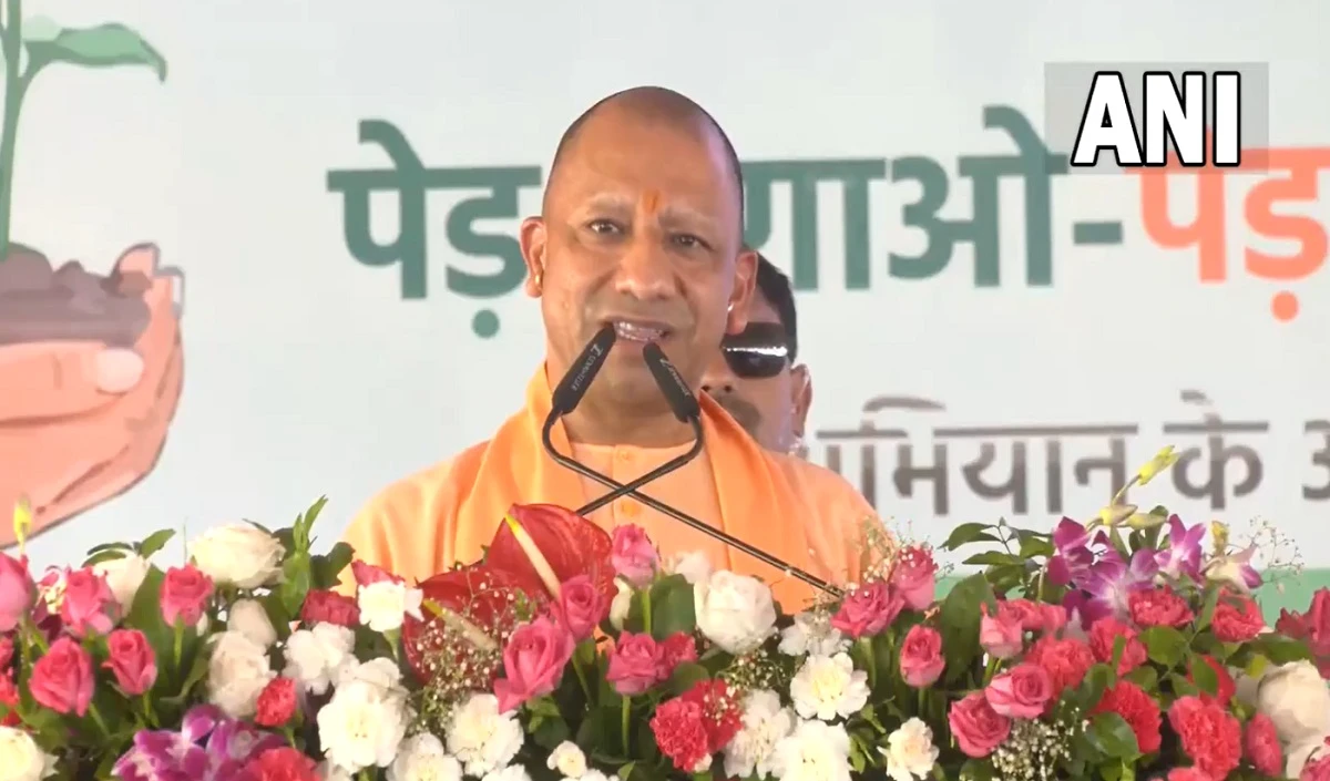 ‘एक पेड़ मां के नाम’ पौधरोपण जन अभियान में बोले योगी- अकबरनगर को हटाकर सौमित्र वन स्थापित किया जा रहा