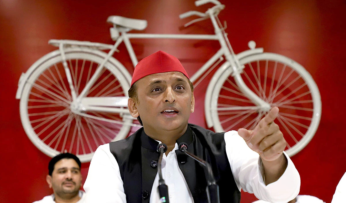 सपा में घमासान: अखिलेश यादव के सामने नेताओं ने खोली एक-दूसरे की पोल