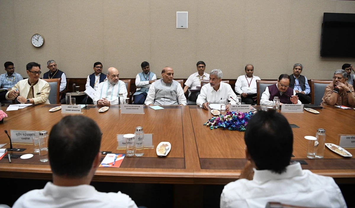 Bangladesh Crisis पर मोदी की मीटिंग में सभी दलों ने मिलकर लिया बड़ा फैसला, भारत से निकला शेख हसीना का विमान