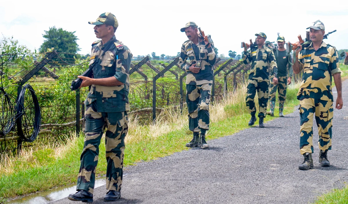 Indo-Bangladesh Border Crisis | मिजो छात्र संगठन ने BSF पर भारत-बांग्लादेश सीमा पर भारतीय नागरिक को प्रताड़ित करने का आरोप लगाया