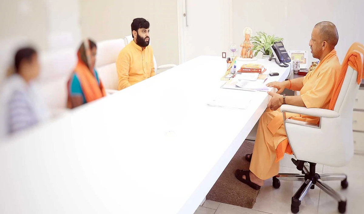 Ayodhya Rape Case: एक्शन में CM Yogi, SHO और चौकी इंचार्ज सस्पेंड, पीड़िता की मां से भी मिले