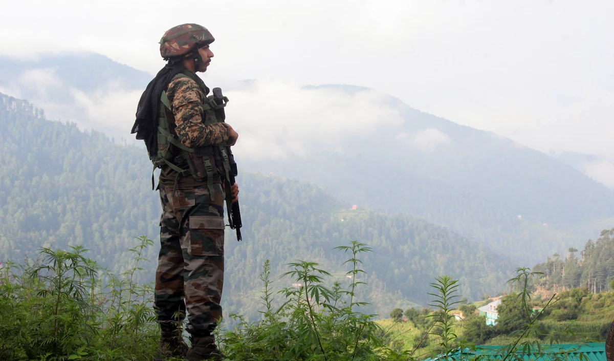Jammu and Kashmir के अनंतनाग में सुरक्षा बलों के साथ मुठभेड़, सुरक्षाबलों ने इलाके को घेरा
