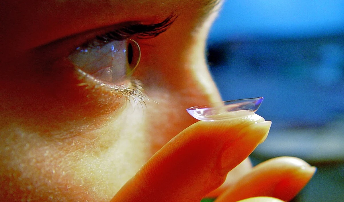 Eye Care: कॉन्टैक्ट लेंस पहनते समय इन बातों का रखे खास ख्याल, वरना जा सकती है आंखों की रोशनी