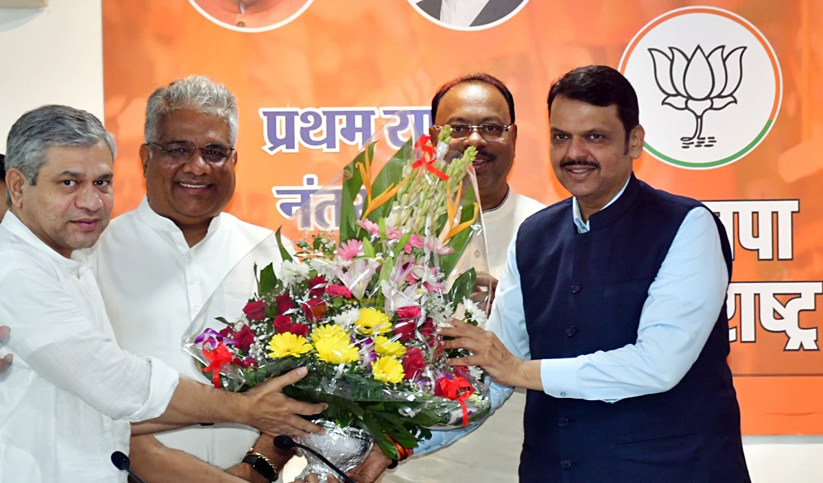 उद्धव की टिप्पणी से पता चलता है, वह औरंगजेब फैन क्लब के सदस्य हैं: Fadnavis