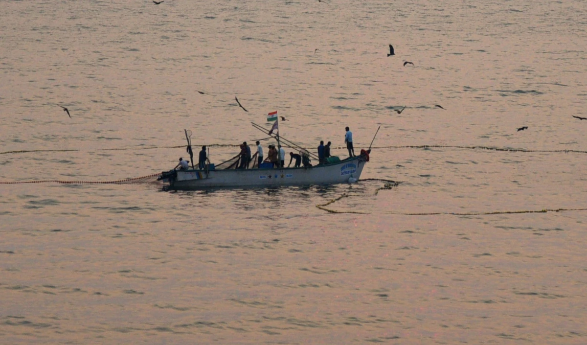 Sri Lankan Navy ने 33 भारतीय मछुआरों को गिरफ्तार किया, 4 नावों को किया जब्त