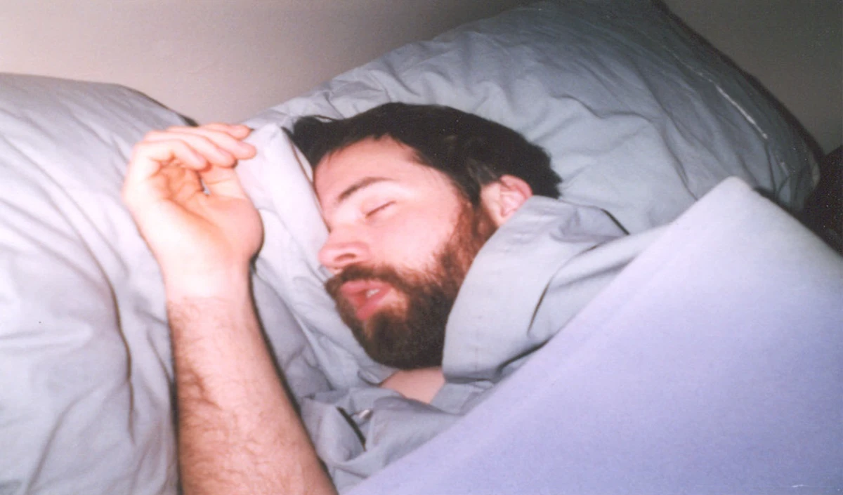 Hypersomnia: रात में सोने के बाद भी दिन में लगती है नींद, एक्सपर्ट से जानिए इसके कारण