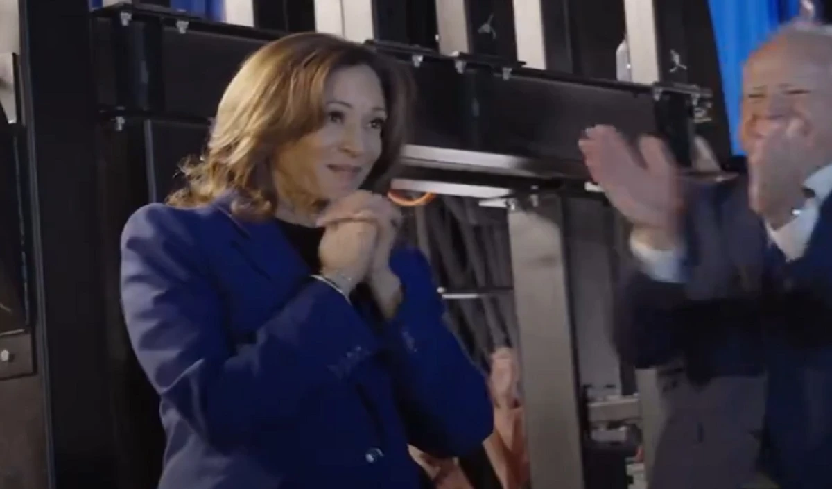 Kamala Harris के मंच से ओम शांति सुन हर कोई रह गया भौचक्का, डेमोक्रेट नेशनल कन्वेंशन के तीसरे दिन की शुरुआत वैदिक मंत्रों से हुई